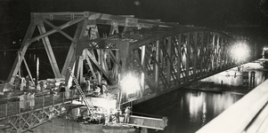 406155 Afbeelding van de werkzaamheden ten behoeve van de vernieuwing van de spoorbrug over de Oude Maas bij Dordrecht.